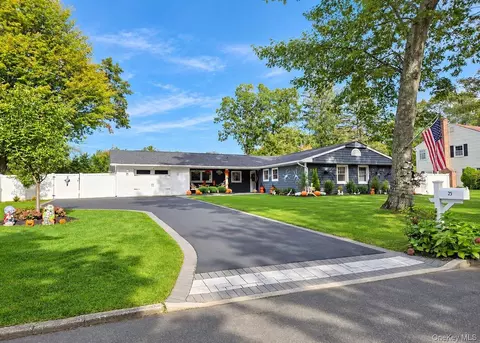 25 Stratton Ln, Stony Brook, NY 11790
