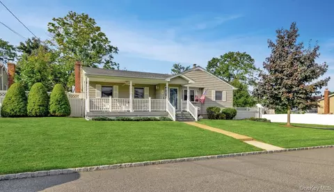 1040 4th St, West Babylon, NY 11704
