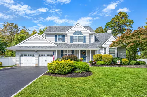 9 Alyssa Ct, Holbrook, NY 11741