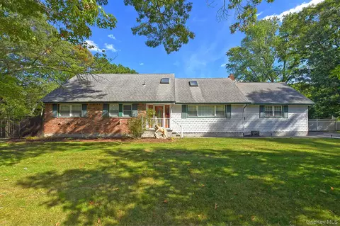 1 Millet St, Dix Hills, NY 11746