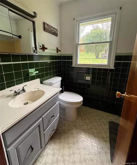 Bath - 432 Plains Rd, Shawangunk, NY 12589 photo 1 of 4