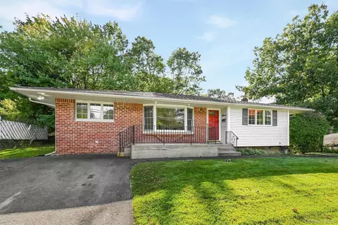 7 Woodridge Dr, Garnerville, NY 10923