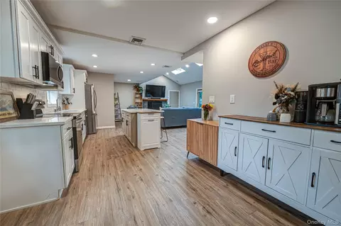 Entry Way - 40 Lyman Rd, Brookhaven, NY 11772 photo 1 of 1