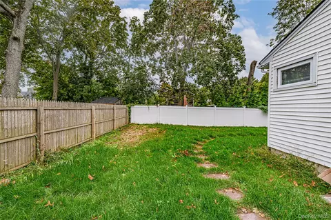 Exterior - 40 Lyman Rd, Brookhaven, NY 11772 photo 2 of 4