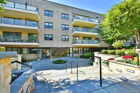 22 Park Pl #4S, North Hempstead, NY 11021