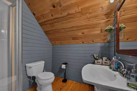Bath - 947 E Mountain Rd S, Philipstown, NY 10516 photo 2 of 3