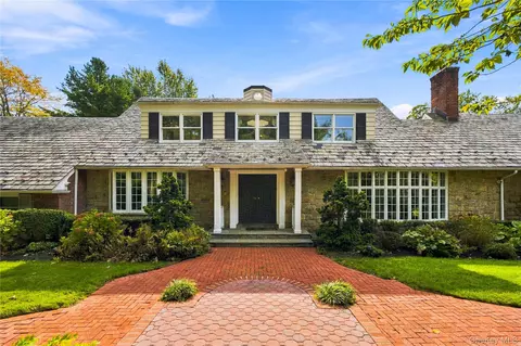 1335 Club Dr, Hewlett, NY 11557