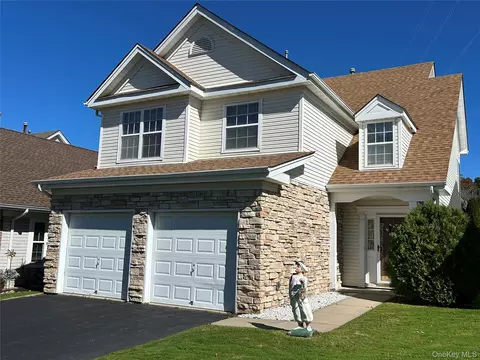 33 Perri Cir, Middle Island, NY 11953