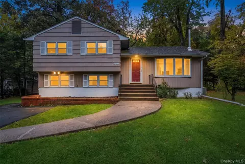 15 Oak Rd, Clarkstown, NY 10956