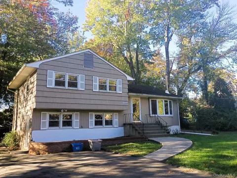 15 Oak Rd, Clarkstown, NY 10956