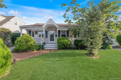 84 5th St, North Hempstead, NY 11040