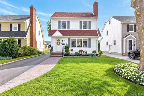 40 Cambridge Ave, Garden City, NY 11530