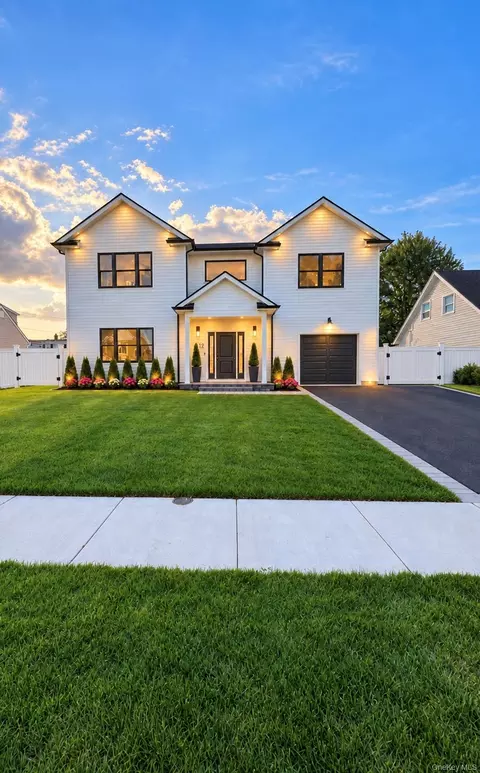 12 Slate Ln, Levittown, NY 11756