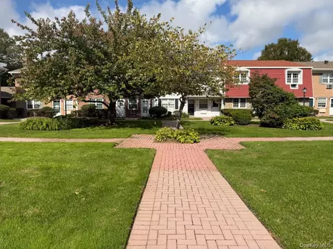 22 Springwood Dr, North Babylon, NY 11703