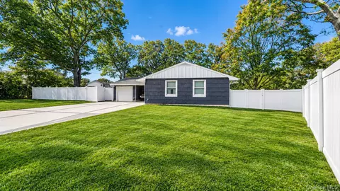9 Hill St, Lake Ronkonkoma, NY 11779