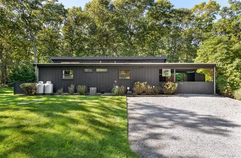 274 Little Fresh Pond Rd, Southampton, NY 11968