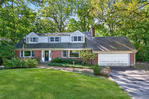 18 Sills Ct, Centerport, NY 11721