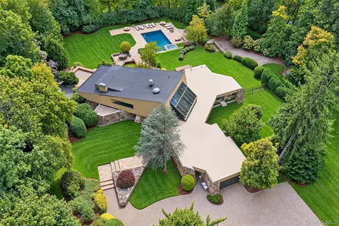 15 Horseshoe Rd, North Hempstead, NY 11568