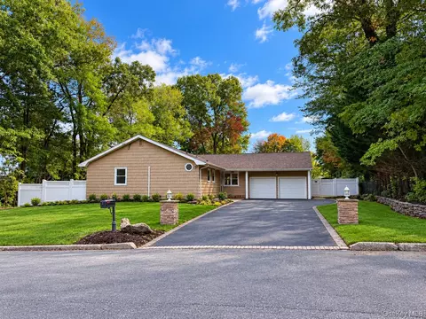 395 Ridgefield Rd, Hauppauge, NY 11788