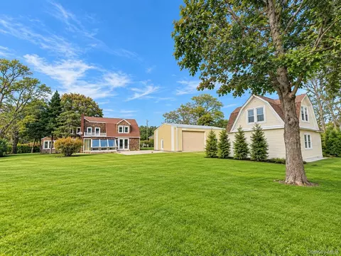 53 Foster Ave, Hampton Bays, NY 11946