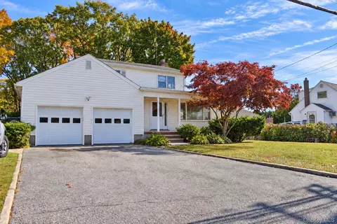 131 Irish Ln, East Islip, NY 11730