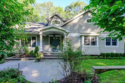 49 Pine Dr, Cold Spring Harbor, NY 11724