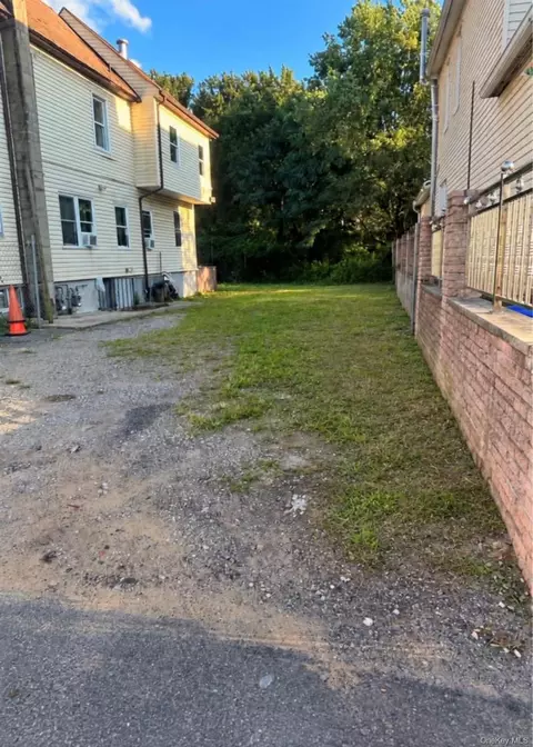 3 Lockman Pl, New York, NY 10303