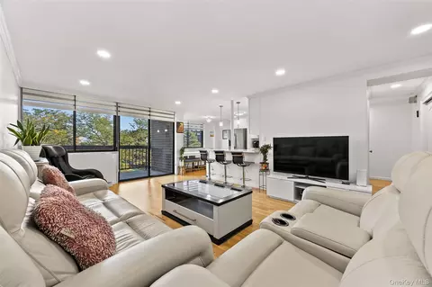 1 Bay Club Dr #3K, Bayside, NY 11360