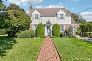 49 Ogden Ave, North Hempstead, NY 11596