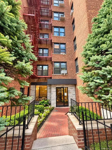 8423 Manton St #5E, Jamaica, NY 11435