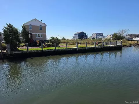 20 James Rd, Amityville, NY 11701