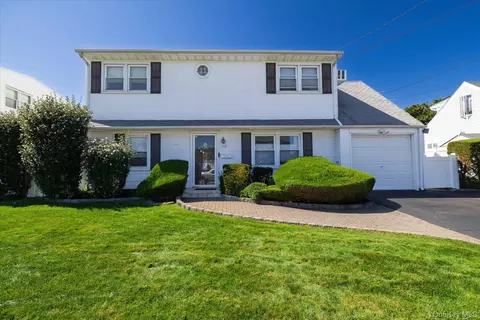 129 Arlyn Dr W, Massapequa, NY 11758