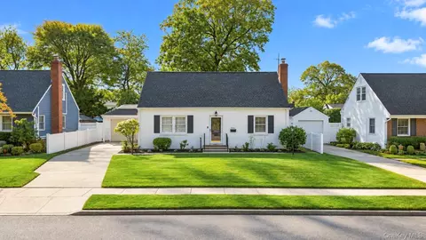 19 Briar Rd, Merrick, NY 11566