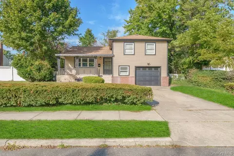 20 Ford Dr S, Massapequa, NY 11758