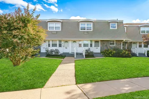 5215 Wilshire Ln #5215, Oakdale, NY 11769