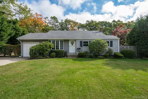 991 Gardiner Dr, Bay Shore, NY 11706