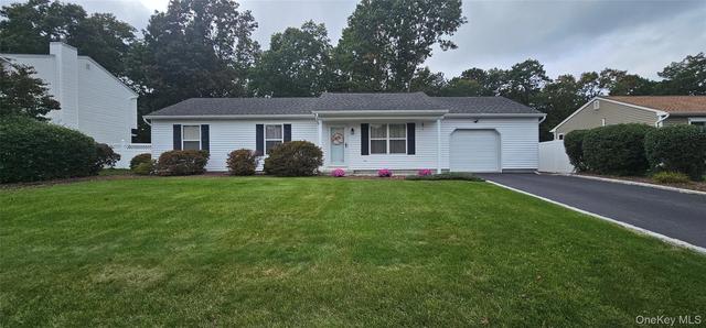 6 Evelyn Ct, Manorville, NY 11949