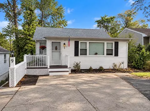 9 Shell Rd, Rocky Point, NY 11778