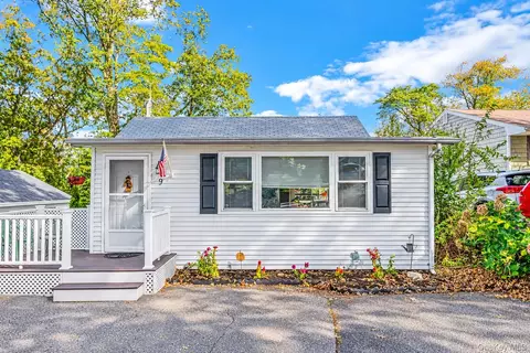 9 Shell Rd, Rocky Point, NY 11778