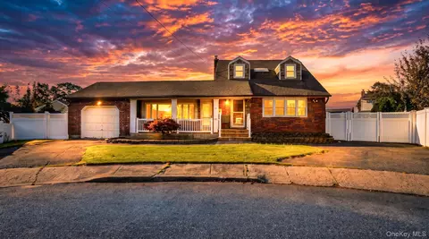 10 Victor Ct, Hicksville, NY 11801