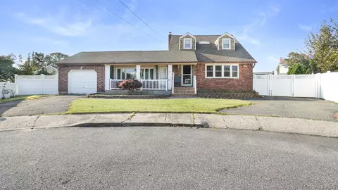 10 Victor Ct, Hicksville, NY 11801
