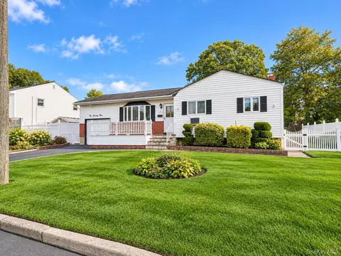1073 Oakneck Rd, Bay Shore, NY 11706
