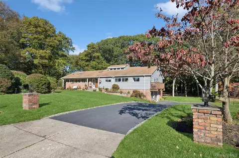 5 Ridings Rd, Northport, NY 11768