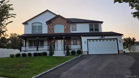 4 Ori Maia Ct, Huntington, NY 11743