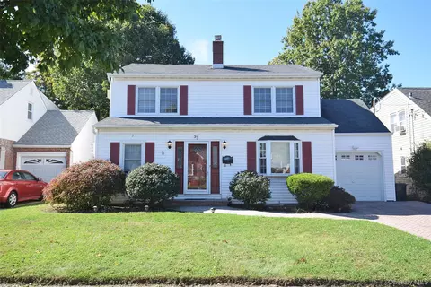 95 Krug Pl, Mineola, NY 11501