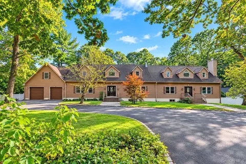 260 Deforest Rd N, Dix Hills, NY 11746