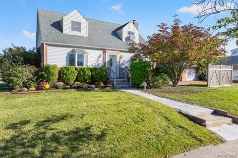 484 Croyden Rd, Garden City, NY 11530