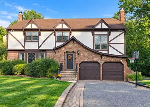 43 Pelican Ct, Syosset, NY 11791