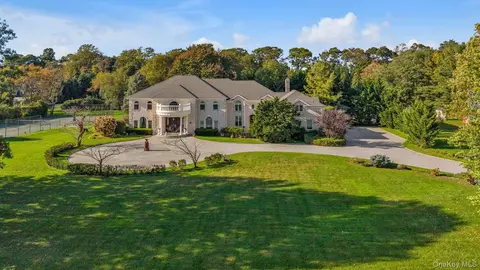 11 Polo Dr, North Hempstead, NY 11568