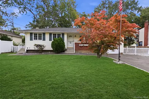 56 Prairie Dr, North Babylon, NY 11703